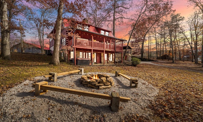 Knoxville Cabin | 4 Cabins, Hottubs, Sauna, 16 acres, UTK/Neyland, Smokies, sleeps 31, Fishing