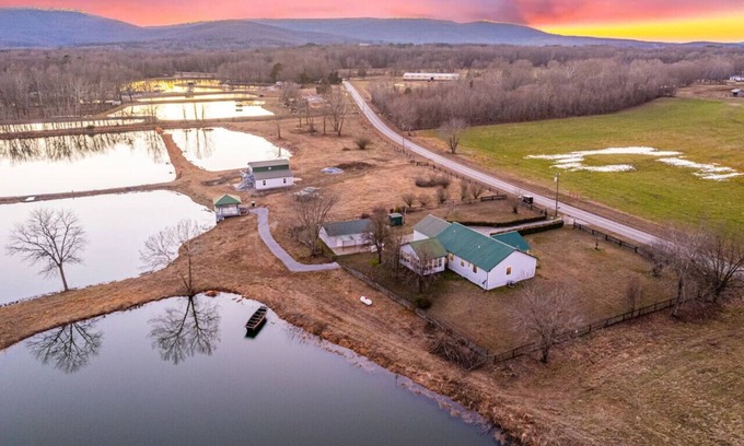 Brownsboro House | 4 Fish Ponds - 17 Acres - Boat