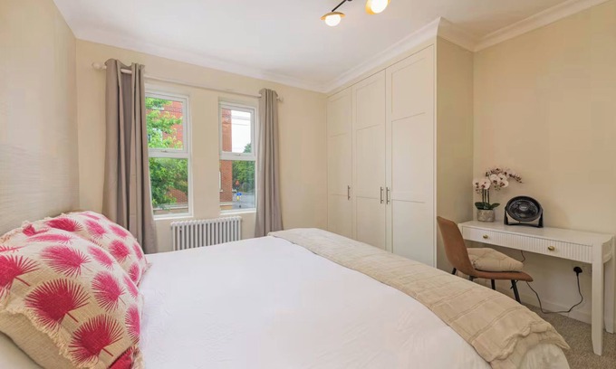Wimbledon Apartment | 4 Guests - 20min to London - Free Parking - PetsOk