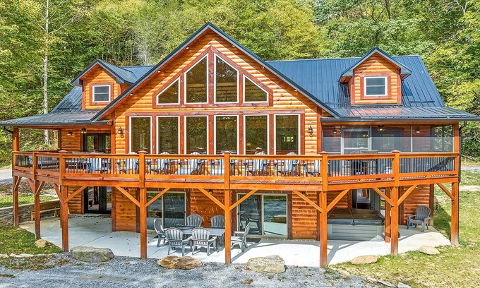 Maggie Valley Cabin | 4 Loves Lodge - Main Home Sleeps 22, 5 BR, 5 1/2 BA, Pet Friendlyn