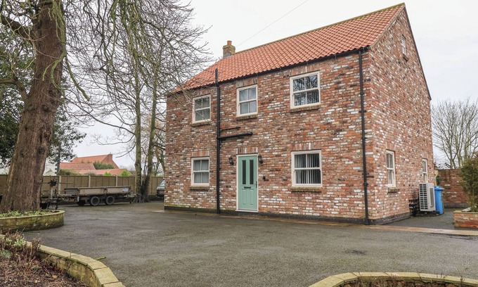 Withernsea Cottage | 4 MANOR GARTH, pet friendly, country holiday cottage in Withernsea
