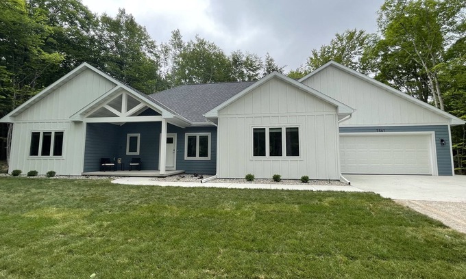 Egg Harbor House | 4 Master Suites with Hot Tub that Sleeps 12 in Door County!