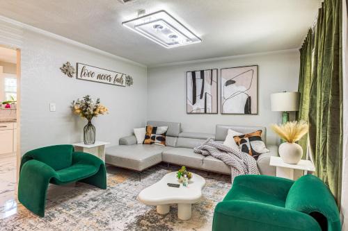 West Arlington House | 4 Mi to ATandT Stadium Modern Home with Fenced Yard