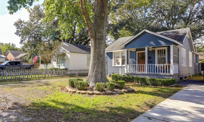 Mid City South House | 4 Mi to Dtwn: Baton Rouge Bungalow w/Private Yard