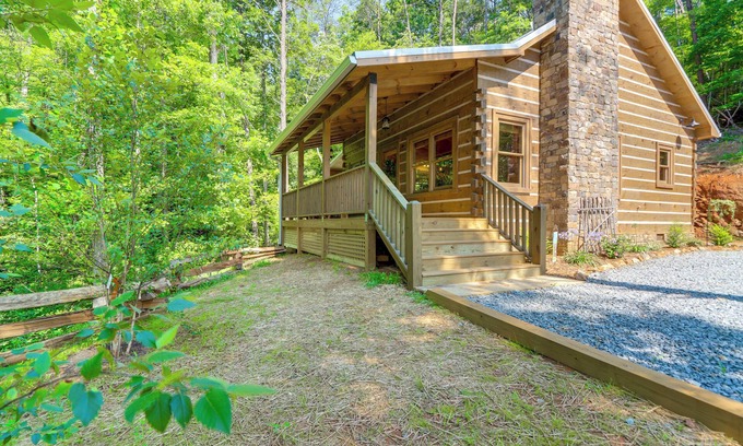 Cherry Log Cabin | 4 Mi to Fall Branch Falls: Peaceful Cabin w/Deck