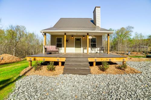 Cadiz House | 4 Mi to Lake Barkley Pet-Friendly Home with Hot Tub