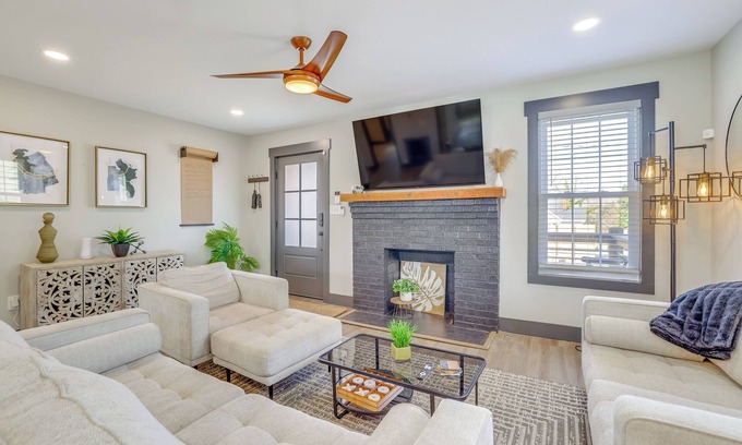 Sans Souci House | 4 Mi to Liberty Bridge: Greenville Getaway w/Deck