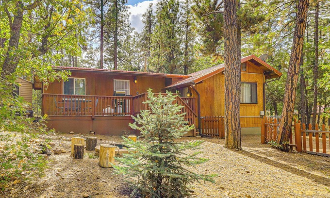 Pinetop-Lakeside House | 4 Mi to Rainbow Lake! Serene Home w/Deck