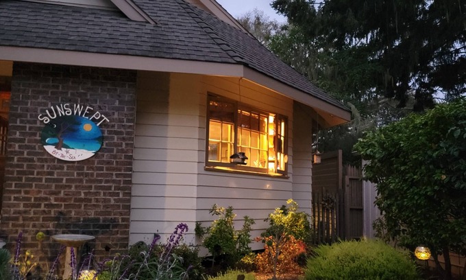 Northwest Carmel House | 4 minute walk to the beach or town!