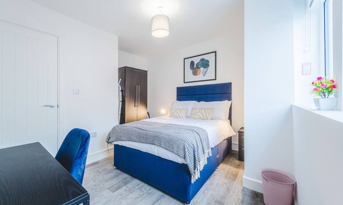 Swindon Apartment | 4 Regent Circus Apartment Central Location Long Stays