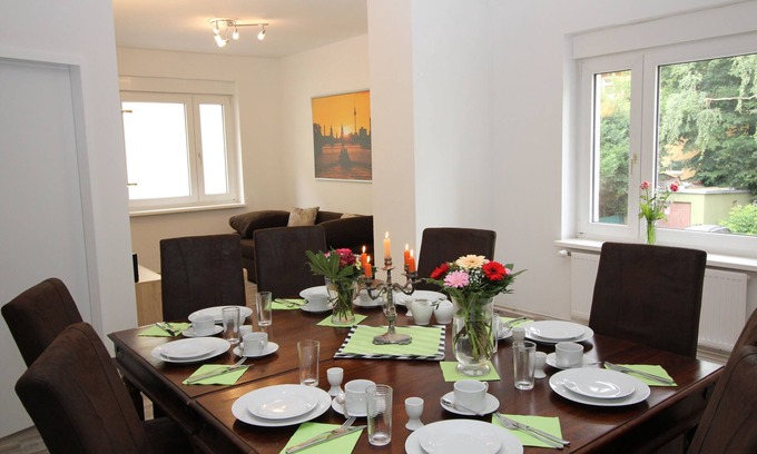 Tempelhof-Schoeneberg Apartment | 4 rooms, up to 12 persons, luxurious furnishings, "gentian"