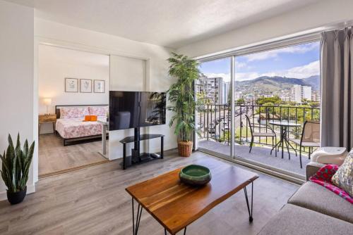 McCully - Moiliili Apartment | 401 FREE Parking 10 min beach 2b-Waikiki Ala Moana