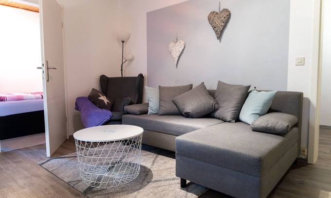 Weissenstadt Apartment | 40qm-große Ferienwohnung mit Blick auf den Waldrand