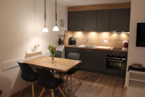 Vulpera Apartment | 4104 Stilvoll eingerichtetes Studio mit Suedbalkon