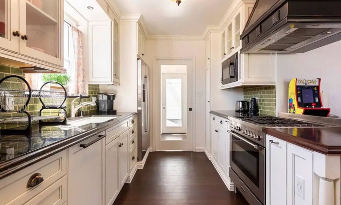 View Park-Windsor Hills House | 420 Friendly Huge 5bd with Retro Game Room by Sofi, LAX!n