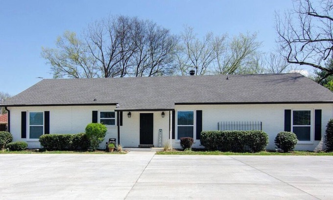 Franklin House | 421A Eddy · Downtown Franklin Fun! 1 mile to all the fun