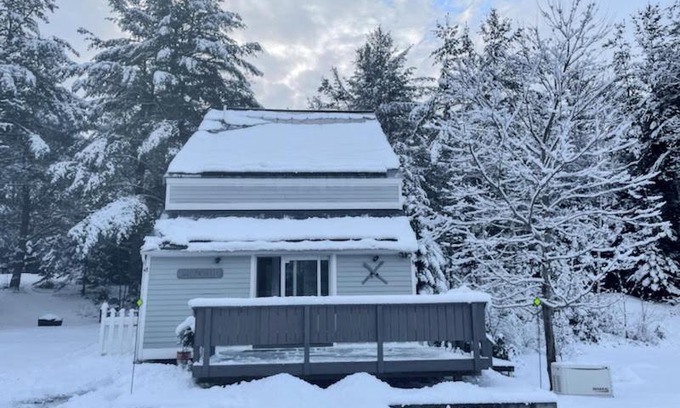 Twin Mountain House | 43TV peaceful mountain retreat fireplace firepit large yard WiFi
