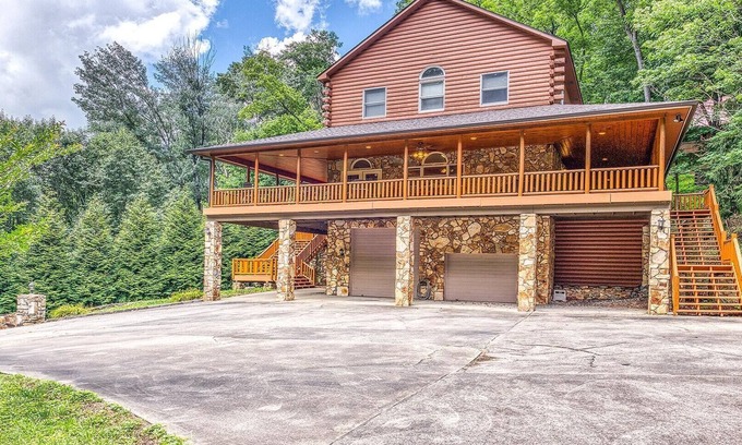Maggie Valley Cabin | 44 Gathering Place (Hot Tub) 44 Golf View Rd: 6 BR, 4.5 BA Cabin/Bungalow in Maggie Valley, Sleeps 14
