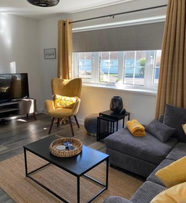 Scurlage House | 44 Gower holiday village Ty Gŵyr Cosy 2 bedroom Chalet with a seasonal indoor pool