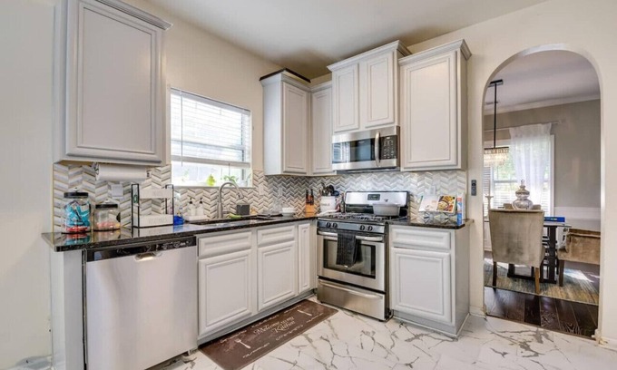 Snellville House | 441) Beautiful decor + tons of space!