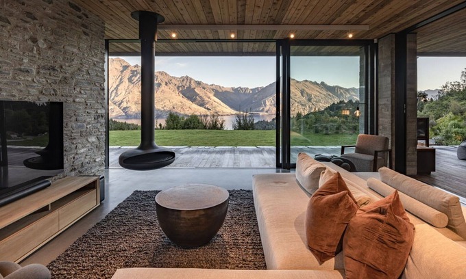 Closeburn Villa | 45 Degrees South|BBQ |Hot Tub |Private