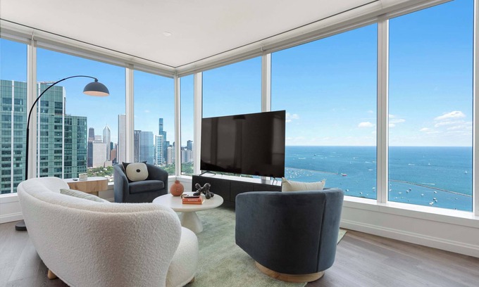 The Loop Apartment | 49th Fl Luxury Retreat + Stunning Lake Views