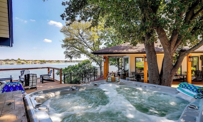 Granbury House | 4BDRM Luxury Lakehouse HotTub, Firepit & BoatDock