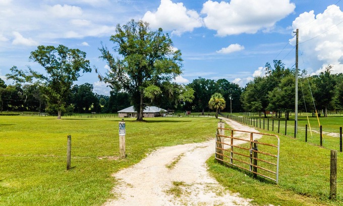 Fellowship House | ✨ 4bed 2.5bath Pool Home. 5 mins from WEC! Sleeps 8-10 Guests. Pet Friendly