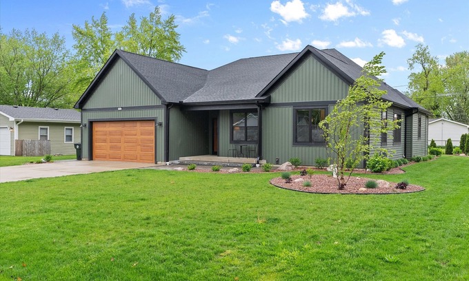 Twin Lakes House | 4Bed 3.5Ba Cozy New Construction! Close to Lake Geneva!