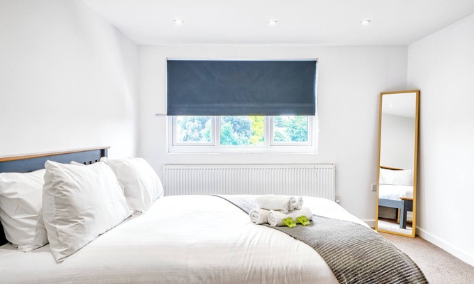 London Borough of Hounslow Apartment | 4bed house, free parking, garden, and office space