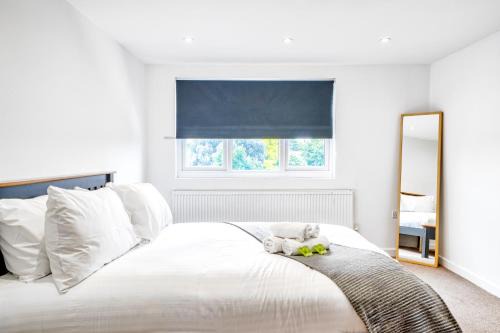 London Borough of Hounslow Apartment | 4bed house free parking garden and office space