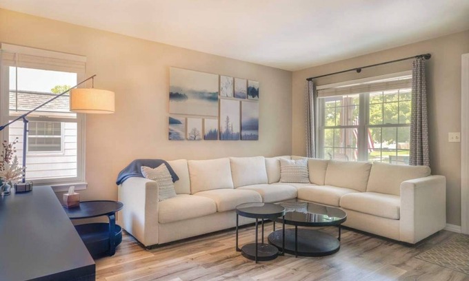 Green Bay House | 4Bedrooms 2 and 1 Half Bath Home for 9 Kid and Game Ready