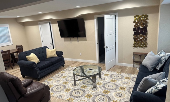 Aberdeen House | 4BR/2.5 Bath house in Aberdeen, SD, with WiFi, AC, Heat. Centrally located.