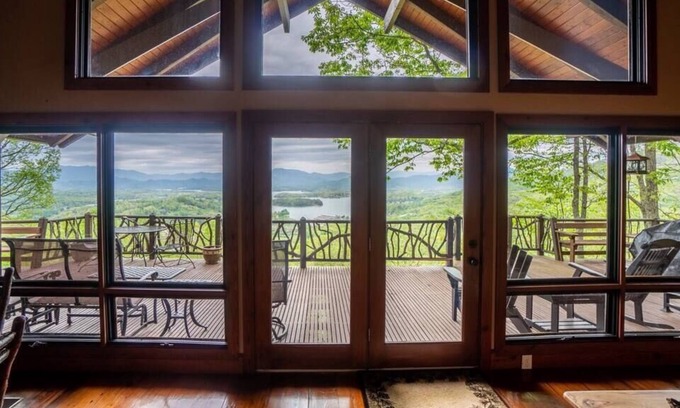 Young Harris Cabin | 4BR, 3.5BA, firepit, game room