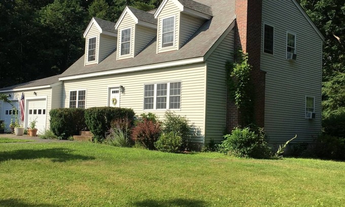 Rye House | 4BR Beach House - Perfect for Families! 5 minutes walk to two beaches.