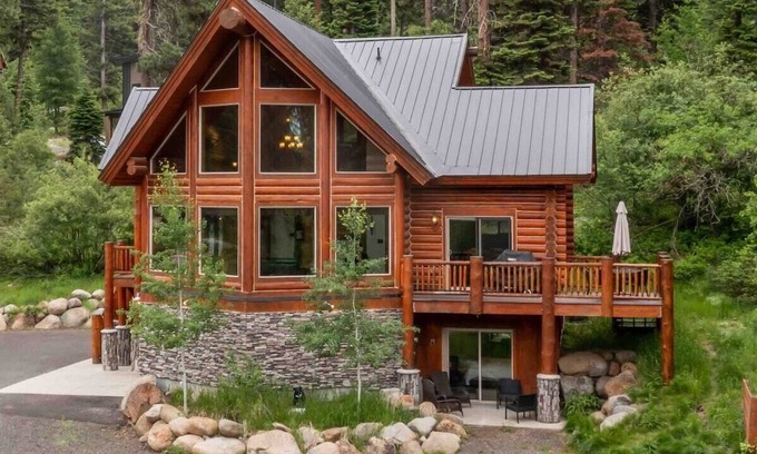 McCall Cabin | 4BR| Dog Friendly | Pool | Hot Tub | Sauna
