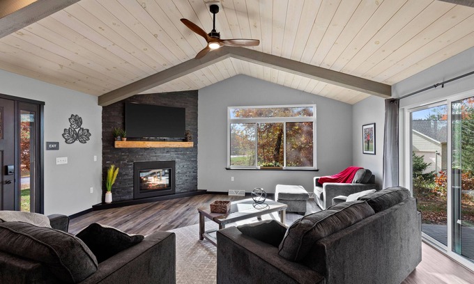 Rome House | 4BR, Dog Friendly, Pool Table, Fireplace