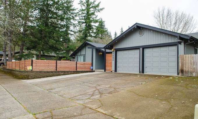 Western House | 4BR-Fun-Festive-House