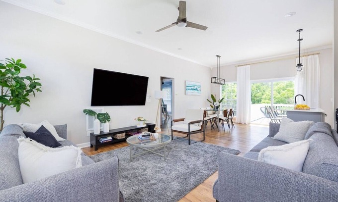 Woodberry Park House | 4BR Home 10min to BNA Fast Wi-Fi & Yard
