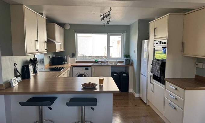Bracknell House | 4BR Home Free Parking Long stays