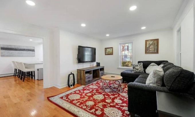 Lee House | 4BR Home w/Yard & BBQ, 5 min walk to downtown Lee
