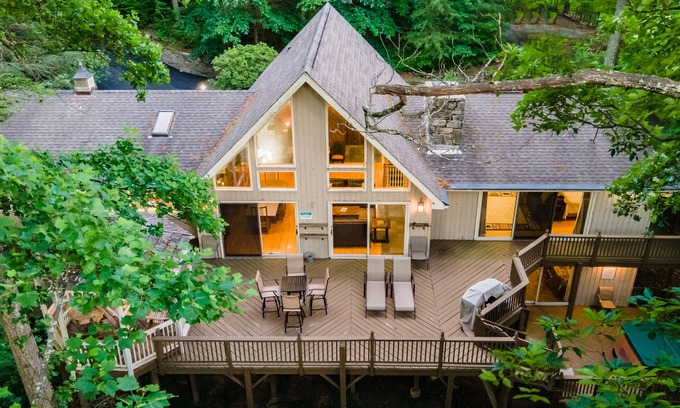 Woodfin House | 4BR Mountain Retreat Sleeps 12 with Hot Tub Pet Friendly 10min to Asheville