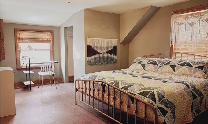 Cuyahoga Falls House | 4BR Near CVNP,Sleeps 10,Cuyahoga Falls,Pets Ok
