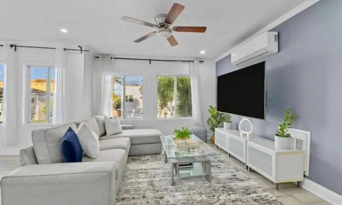 Central Mission Beach Apartment | 4BR Ocean Breeze Duplex+Large Patio sleeps 16
