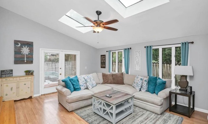 University Hill House | 4BR on Henderson - Walk to USC