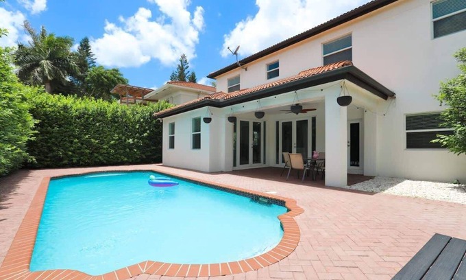 The Hammocks House | 4BR Pool Home, Sleeps 11, Games, Airport 10min