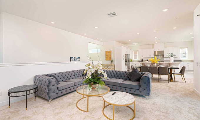 Irvine House | 4BR Sentosa Luxe Retreat|Community Pool|Garage Access|Remote Lock|Wifi #42267