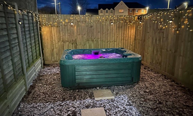Gloucester House | 4BR(Sleeps 8)3BathR Hot Tub, WiFi, TVs in 4 Rooms, 3min walk Kingsholm Stadium