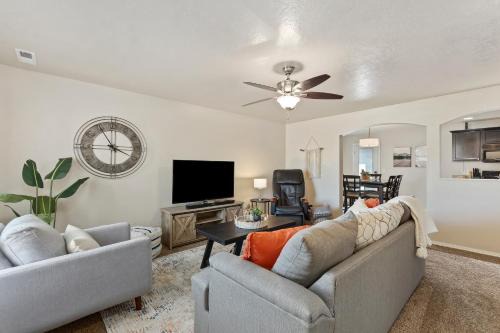 Meridian House | 4br Sleeps 9 Near Topgolf, Parks Wahooz Fun