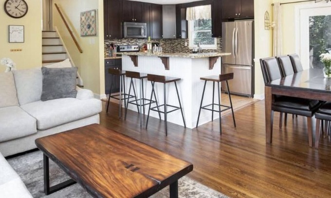 Beverly Woods House | 4bR SouthPark Wooded Escape, Shopping and Dining